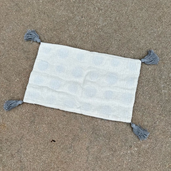 Textured dot and tassel pillowcase - Picture 2 of 3